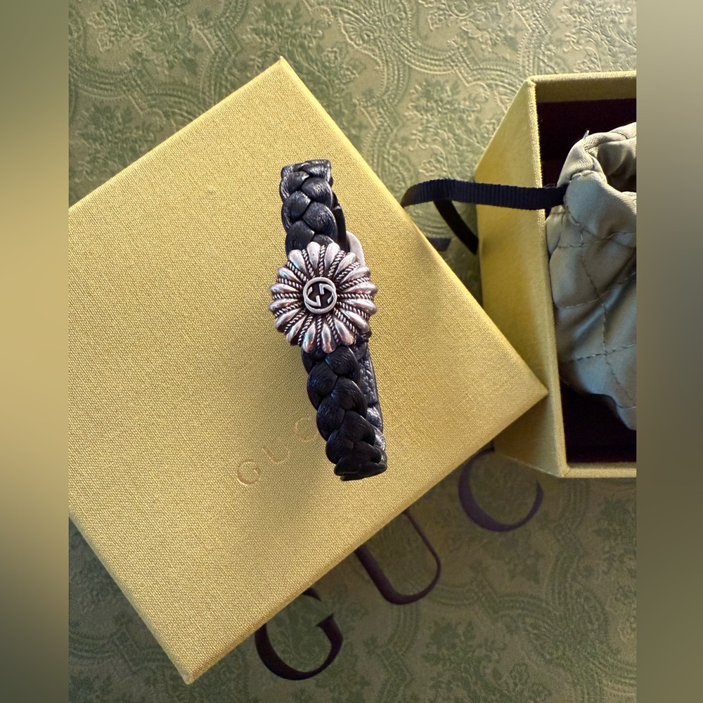 New Gucci Interlocking G Engraved  Silver Flower Black Leather Bracelet Unisex🖤
